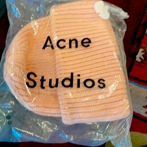 Acne beanie